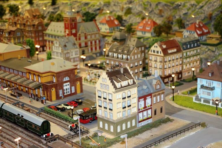 How To Build A HO Scale Train Layout